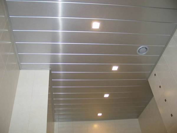 Алюминиевый потолок своими руками Преимущества реечного алюминиевого потолк ... - фото