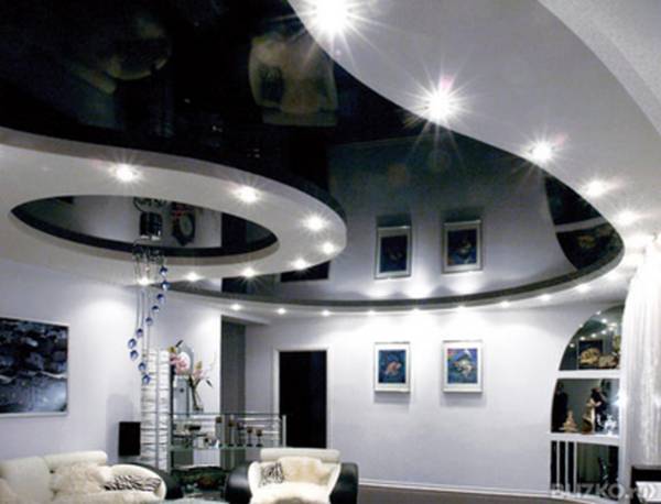 Черно-белые натяжные потолки — совмещение несовместимого для создания уникального дизайна с фото