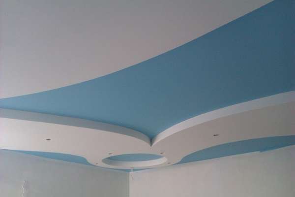 Как покрасить потолок из гипсокартона: инструкция с фото