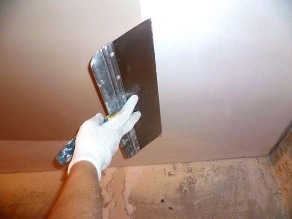 Как шпаклевать потолок своими руками - фото
