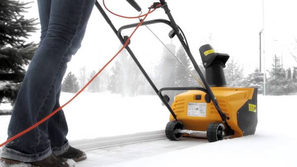 Как правильно выбрать снегоуборочную лопату