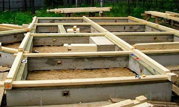 Чем и как укрепить фундамент деревянного дома своими руками? - фото