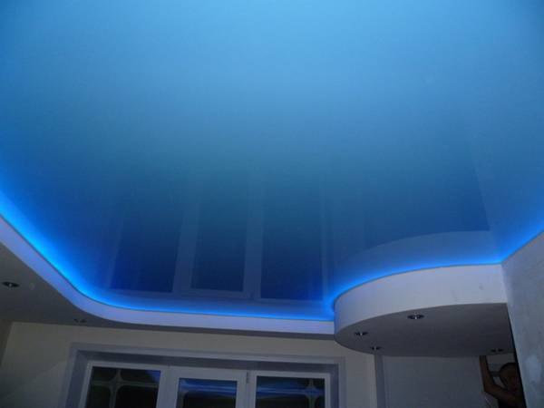 Натяжной потолок со светодиодной подсветкой — неповторимое освещение в комн ... - фото