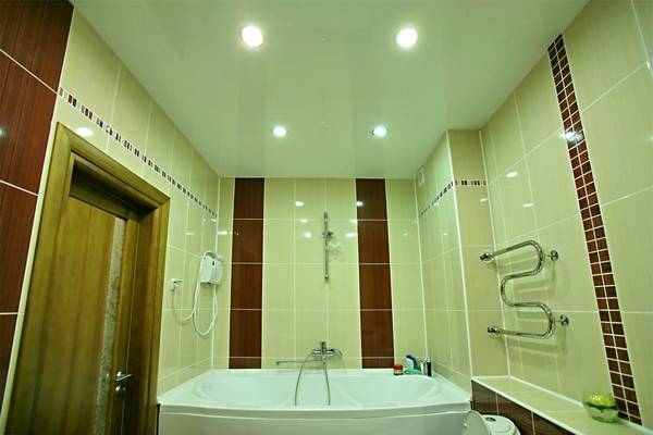Навесной потолок в ванной — создание презентабельного вида помещения - фото