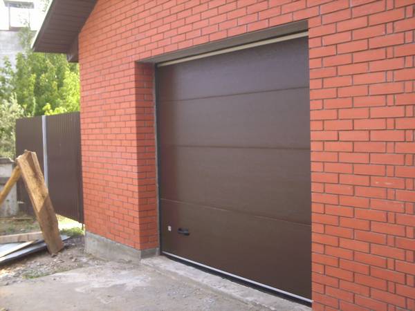 Секционные ворота для гаража: инструкция по монтажу с фото