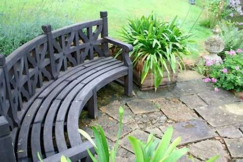 Скамейки для сада: выбор и рекомендации по установке - фото