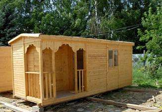Современные деревянные хозблоки и бытовки: как построить на даче? - фото