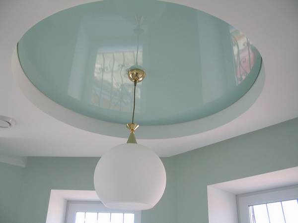 Установка люстры в натяжной потолок — как поменять лампу? - фото